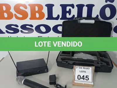LOTE 045 - 01 MICROFONE COM RECEPTOR E CASE. (NO ESTADO) ATENÇÃO! FAZER A VISITAÇÃO ANTES DE ARREMATAR, NÃO SABEMOS SE FUNCIONA. LEILÃO NÃO TEM GARANTIA E NEM DEVOLUÇÃO, SUJEITO A POSSÍVEIS AVARIAS VISÍVEIS/OCULTAS E/OU AUSÊNCIA DE COMPONENTES.