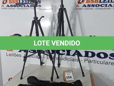 LOTE 058 - 02 TRIPÉS PARA CÂMERAS MARCA TOMATE. (NO ESTADO) ATENÇÃO! FAZER A VISITAÇÃO ANTES DE ARREMATAR, NÃO SABEMOS SE FUNCIONA. LEILÃO NÃO TEM GARANTIA E NEM DEVOLUÇÃO, SUJEITO A POSSÍVEIS AVARIAS VISÍVEIS/OCULTAS E/OU AUSÊNCIA DE COMPONENTES.