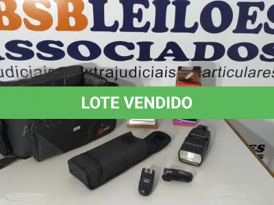 LOTE 020 - 01 BOLSA E 01 FLASH PARA CÂMERAS YOUGNUO COM CONTROLES REMOTOS. (NO ESTADO) ATENÇÃO! FAZER A VISITAÇÃO ANTES DE ARREMATAR, NÃO SABEMOS SE FUNCIONA. LEILÃO NÃO TEM GARANTIA E NEM DEVOLUÇÃO, SUJEITO A POSSÍVEIS AVARIAS VISÍVEIS/OCULTAS E/OU AUSÊNCIA DE COMPONENTES.