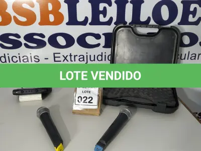 LOTE 022 - 02 MICROFONES COM CASE E 01 RECEPTOR UHF. (NO ESTADO) ATENÇÃO! FAZER A VISITAÇÃO ANTES DE ARREMATAR, NÃO SABEMOS SE FUNCIONA. LEILÃO NÃO TEM GARANTIA E NEM DEVOLUÇÃO, SUJEITO A POSSÍVEIS AVARIAS VISÍVEIS/OCULTAS E/OU AUSÊNCIA DE COMPONENTES.