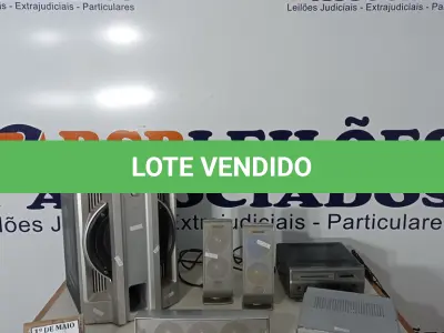 LOTE 096 - 01 CAIXA DE SOM MARCA SONY, 01 RÁDIO RECEIVER, 01 HOME THEATHER E 04 CAIXINHAS AVULSAS.  (NO ESTADO) ATENÇÃO! FAZER A VISITAÇÃO ANTES DE ARREMATAR, NÃO SABEMOS SE FUNCIONA. LEILÃO NÃO TEM GARANTIA E NEM DEVOLUÇÃO, SUJEITO A POSSÍVEIS AVARIAS VISÍVEIS/OCULTAS E/OU AUSÊNCIA DE COMPONENTES.