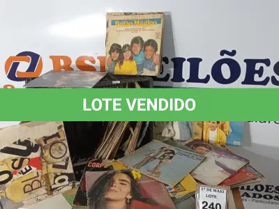 LOTE 240 - 01 LOTE COM APROXIMADAMENTE 100 DISCOS DE VINIL VARIADOS. (NO ESTADO) ATENÇÃO! FAZER A VISITAÇÃO ANTES DE ARREMATAR, NÃO SABEMOS SE FUNCIONA. LEILÃO NÃO TEM GARANTIA E NEM DEVOLUÇÃO, SUJEITO A POSSÍVEIS AVARIAS VISÍVEIS/OCULTAS E/OU AUSÊNCIA DE COMPONENTES.