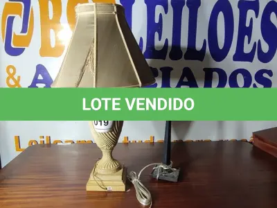 LOTE 019 - 02 ABAJURES (LAMP). (NO ESTADO EM QUE SE ENCONTRA. SUJEITO A AVARIAS OCULTAS/VISÍVEIS.) BF8713M/ AV9805F