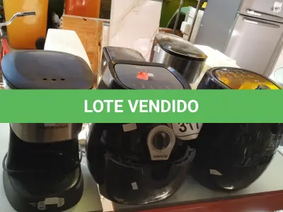 LOTE 317 - 02 BATEDEIRAS, 03 CAFETEIRAS E 02 AIR FRYER INCOMPLETAS. (NO ESTADO) ATENÇÃO! FAZER A VISITAÇÃO ANTES DE ARREMATAR, NÃO SABEMOS SE FUNCIONA. LEILÃO NÃO TEM GARANTIA E NEM DEVOLUÇÃO, SUJEITO A POSSÍVEIS AVARIAS VISÍVEIS/OCULTAS E/OU AUSÊNCIA DE COMPONENTES.