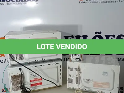 LOTE 233 - 03 MICRO-ONDAS SENDO 01 COM PRATO. (NO ESTADO) ATENÇÃO! FAZER A VISITAÇÃO ANTES DE ARREMATAR, NÃO SABEMOS SE FUNCIONA. LEILÃO NÃO TEM GARANTIA E NEM DEVOLUÇÃO, SUJEITO A POSSÍVEIS AVARIAS VISÍVEIS/OCULTAS E/OU AUSÊNCIA DE COMPONENTES.