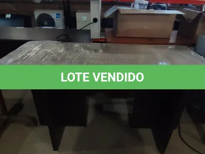 LOTE 068 - 01 MESA TAMPO DE VIDRO. (PÉS MADEIRA ESCURA). (NO ESTADO EM QUE SE ENCONTRA. SUJEITO A AVARIAS OCULTAS/VISÍVEIS.)