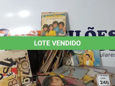 LOTE 240 - 01 LOTE COM APROXIMADAMENTE 100 DISCOS DE VINIL VARIADOS. (NO ESTADO) ATENÇÃO! FAZER A VISITAÇÃO ANTES DE ARREMATAR, NÃO SABEMOS SE FUNCIONA. LEILÃO NÃO TEM GARANTIA E NEM DEVOLUÇÃO, SUJEITO A POSSÍVEIS AVARIAS VISÍVEIS/OCULTAS E/OU AUSÊNCIA DE COMPONENTES.