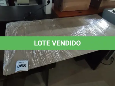 LOTE 068 - 01 MESA TAMPO DE VIDRO. (PÉS MADEIRA ESCURA). (NO ESTADO EM QUE SE ENCONTRA. SUJEITO A AVARIAS OCULTAS/VISÍVEIS.)