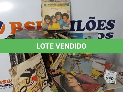 LOTE 240 - 01 LOTE COM APROXIMADAMENTE 100 DISCOS DE VINIL VARIADOS. (NO ESTADO) ATENÇÃO! FAZER A VISITAÇÃO ANTES DE ARREMATAR, NÃO SABEMOS SE FUNCIONA. LEILÃO NÃO TEM GARANTIA E NEM DEVOLUÇÃO, SUJEITO A POSSÍVEIS AVARIAS VISÍVEIS/OCULTAS E/OU AUSÊNCIA DE COMPONENTES.