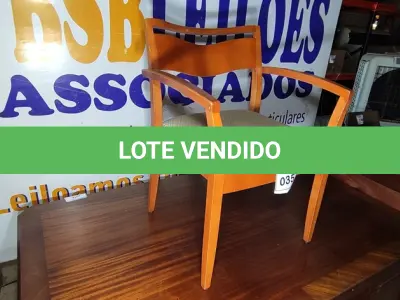 LOTE 035 - 01 CADEIRA EM MADEIRA CLARA. (NO ESTADO EM QUE SE ENCONTRA. SUJEITO A AVARIAS OCULTAS/VISÍVEIS.)