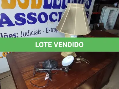 LOTE 023 - 02 ABAJURES (LAMP). (NO ESTADO EM QUE SE ENCONTRA. SUJEITO A AVARIAS OCULTAS/VISÍVEIS.) BF8713L/ AV9683X