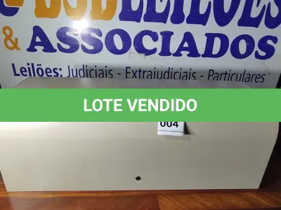 LOTE 004 - 01 ARMÁRIO SUSPENSO. (NO ESTADO EM QUE SE ENCONTRA. SUJEITO A AVARIAS OCULTAS/VISÍVEIS.)