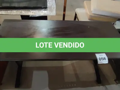 LOTE 056 - 01 MESA DE MADEIRA ESCURA DE ESCRITÓRIO.  (NO ESTADO EM QUE SE ENCONTRA. SUJEITO A AVARIAS OCULTAS/VISÍVEIS.)