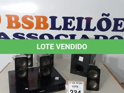 LOTE 234 - 01 HOME THEATER. (NO ESTADO) ATENÇÃO! FAZER A VISITAÇÃO ANTES DE ARREMATAR, NÃO SABEMOS SE FUNCIONA. LEILÃO NÃO TEM GARANTIA E NEM DEVOLUÇÃO, SUJEITO A POSSÍVEIS AVARIAS VISÍVEIS/OCULTAS E/OU AUSÊNCIA DE COMPONENTES.