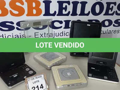 LOTE 214 - 01 BALANÇA E 05 DVDS PORTÁTEIS. (NO ESTADO) ATENÇÃO! FAZER A VISITAÇÃO ANTES DE ARREMATAR, NÃO SABEMOS SE FUNCIONA. LEILÃO NÃO TEM GARANTIA E NEM DEVOLUÇÃO, SUJEITO A POSSÍVEIS AVARIAS VISÍVEIS/OCULTAS E/OU AUSÊNCIA DE COMPONENTES.