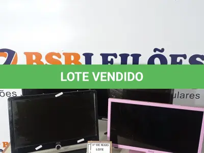 LOTE 242 - 05 MONITORES LCD MARCAS E MODELOS DIVERSOS. (NO ESTADO) ATENÇÃO! FAZER A VISITAÇÃO ANTES DE ARREMATAR, NÃO SABEMOS SE FUNCIONA. LEILÃO NÃO TEM GARANTIA E NEM DEVOLUÇÃO, SUJEITO A POSSÍVEIS AVARIAS VISÍVEIS/OCULTAS E/OU AUSÊNCIA DE COMPONENTES.