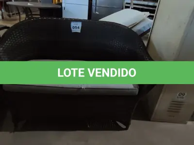 LOTE 054 - 01 SOFÁ DE 2 LUGARES.  (NO ESTADO EM QUE SE ENCONTRA. SUJEITO A AVARIAS OCULTAS/VISÍVEIS.) AV9406K
