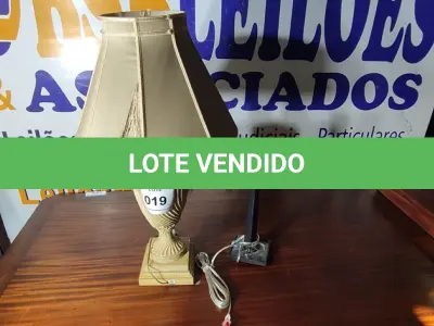 LOTE 019 - 02 ABAJURES (LAMP). (NO ESTADO EM QUE SE ENCONTRA. SUJEITO A AVARIAS OCULTAS/VISÍVEIS.) BF8713M/ AV9805F
