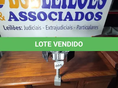 LOTE 055 - 01 SUPORTE DE MONITOR PRATA. (NO ESTADO EM QUE SE ENCONTRA. SUJEITO A AVARIAS OCULTAS/VISÍVEIS.)