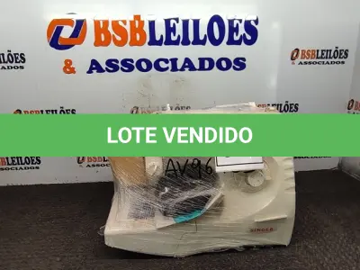 LOTE 014 - 01 MÁQUINA DE COSTURA (SEWING MACHINE). (NO ESTADO EM QUE SE ENCONTRA. SUJEITO A AVARIAS OCULTAS/VISÍVEIS.) AV9676S