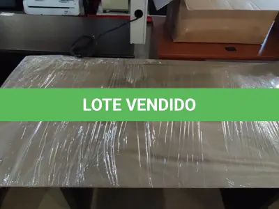 LOTE 068 - 01 MESA TAMPO DE VIDRO. (PÉS MADEIRA ESCURA). (NO ESTADO EM QUE SE ENCONTRA. SUJEITO A AVARIAS OCULTAS/VISÍVEIS.)
