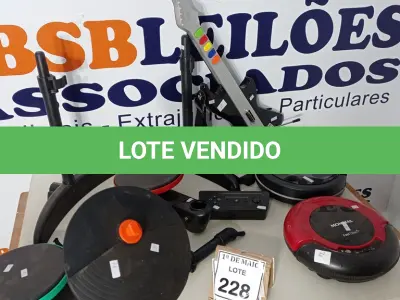 LOTE 228 - 02 ASPIRADORES ROBÔS, 01 BATERIA INFANTIL INCOMPLET E 01 GUITARRA INFANTIL. (NO ESTADO) ATENÇÃO! FAZER A VISITAÇÃO ANTES DE ARREMATAR, NÃO SABEMOS SE FUNCIONA. LEILÃO NÃO TEM GARANTIA E NEM DEVOLUÇÃO, SUJEITO A POSSÍVEIS AVARIAS VISÍVEIS/OCULTAS E/OU AUSÊNCIA DE COMPONENTES.