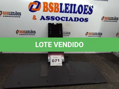 LOTE 071 - 01 SUPORTE PARA TECLADO. (NO ESTADO EM QUE SE ENCONTRA. SUJEITO A AVARIAS OCULTAS/VISÍVEIS.)