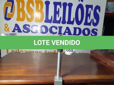 LOTE 055 - 01 SUPORTE DE MONITOR PRATA. (NO ESTADO EM QUE SE ENCONTRA. SUJEITO A AVARIAS OCULTAS/VISÍVEIS.)
