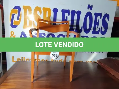 LOTE 033 - 01 CADEIRA EM MADEIRA CLARA. (NO ESTADO EM QUE SE ENCONTRA. SUJEITO A AVARIAS OCULTAS/VISÍVEIS.)