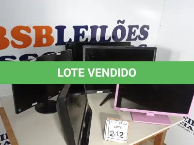 LOTE 242 - 05 MONITORES LCD MARCAS E MODELOS DIVERSOS. (NO ESTADO) ATENÇÃO! FAZER A VISITAÇÃO ANTES DE ARREMATAR, NÃO SABEMOS SE FUNCIONA. LEILÃO NÃO TEM GARANTIA E NEM DEVOLUÇÃO, SUJEITO A POSSÍVEIS AVARIAS VISÍVEIS/OCULTAS E/OU AUSÊNCIA DE COMPONENTES.