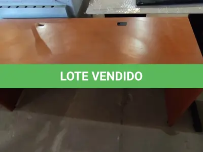 LOTE 059 - 01 MESA DE ESCRITÓRIO MARROM MODULAR. (NO ESTADO EM QUE SE ENCONTRA. SUJEITO A AVARIAS OCULTAS/VISÍVEIS.)