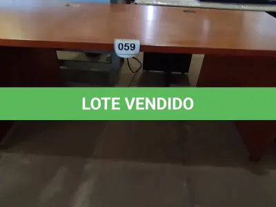 LOTE 059 - 01 MESA DE ESCRITÓRIO MARROM MODULAR. (NO ESTADO EM QUE SE ENCONTRA. SUJEITO A AVARIAS OCULTAS/VISÍVEIS.)