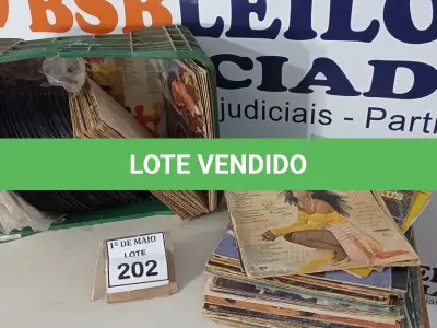 LOTE 202 - 01 LOTE COM APROXIMADAMENTE 100 DISCOS DE VINIL VARIADOS. (NO ESTADO) ATENÇÃO! FAZER A VISITAÇÃO ANTES DE ARREMATAR, NÃO SABEMOS SE FUNCIONA. LEILÃO NÃO TEM GARANTIA E NEM DEVOLUÇÃO, SUJEITO A POSSÍVEIS AVARIAS VISÍVEIS/OCULTAS E/OU AUSÊNCIA DE COMPONENTES.