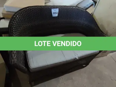 LOTE 054 - 01 SOFÁ DE 2 LUGARES.  (NO ESTADO EM QUE SE ENCONTRA. SUJEITO A AVARIAS OCULTAS/VISÍVEIS.) AV9406K