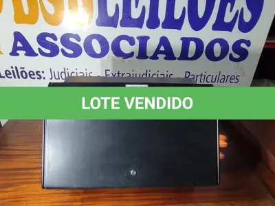LOTE 040 - 01 ARMÁRIO SUSPENSO. (NO ESTADO EM QUE SE ENCONTRA. SUJEITO A AVARIAS OCULTAS/VISÍVEIS.)
