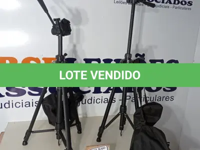LOTE 279 - 02 TRIPÉS PARA CÂMERAS MARCA TOMATE. (NO ESTADO) ATENÇÃO! FAZER A VISITAÇÃO ANTES DE ARREMATAR, NÃO SABEMOS SE FUNCIONA. LEILÃO NÃO TEM GARANTIA E NEM DEVOLUÇÃO, SUJEITO A POSSÍVEIS AVARIAS VISÍVEIS/OCULTAS E/OU AUSÊNCIA DE COMPONENTES.
