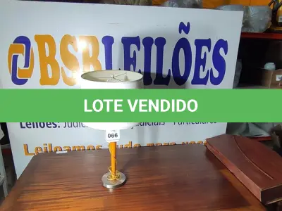 LOTE 066 - 01 ABAJUR (LAMP). (NO ESTADO EM QUE SE ENCONTRA. SUJEITO A AVARIAS OCULTAS/VISÍVEIS.) AU2249Y