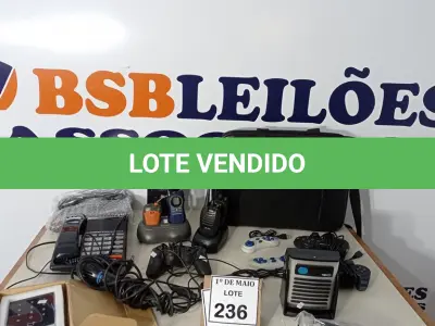 LOTE 236 - 01 LOTE COM CONTROLES DE VÍDEO GAME, 02 APARELHOS TELEFÔNICOS, 01 INTERFONE, RÁDIOS COMUNICADORES E 01 MICROFONE E DIVERSOS. (NO ESTADO) ATENÇÃO! FAZER A VISITAÇÃO ANTES DE ARREMATAR, NÃO SABEMOS SE FUNCIONA. LEILÃO NÃO TEM GARANTIA E NEM DEVOLUÇÃO, SUJEITO A POSSÍVEIS AVARIAS VISÍVEIS/OCULTAS E/OU AUSÊNCIA DE COMPONENTES.