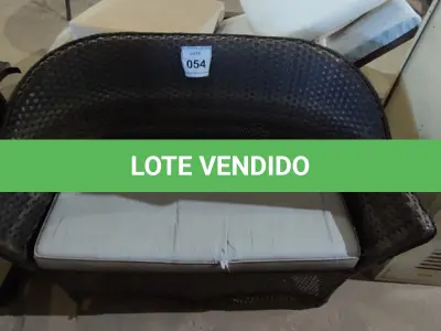 LOTE 054 - 01 SOFÁ DE 2 LUGARES.  (NO ESTADO EM QUE SE ENCONTRA. SUJEITO A AVARIAS OCULTAS/VISÍVEIS.) AV9406K