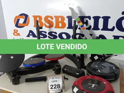 LOTE 228 - 02 ASPIRADORES ROBÔS, 01 BATERIA INFANTIL INCOMPLET E 01 GUITARRA INFANTIL. (NO ESTADO) ATENÇÃO! FAZER A VISITAÇÃO ANTES DE ARREMATAR, NÃO SABEMOS SE FUNCIONA. LEILÃO NÃO TEM GARANTIA E NEM DEVOLUÇÃO, SUJEITO A POSSÍVEIS AVARIAS VISÍVEIS/OCULTAS E/OU AUSÊNCIA DE COMPONENTES.