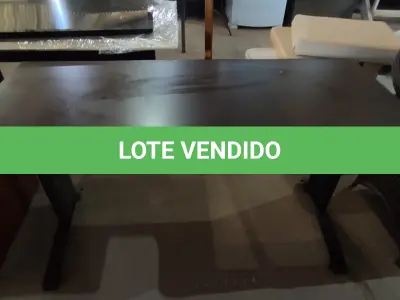 LOTE 056 - 01 MESA DE MADEIRA ESCURA DE ESCRITÓRIO.  (NO ESTADO EM QUE SE ENCONTRA. SUJEITO A AVARIAS OCULTAS/VISÍVEIS.)