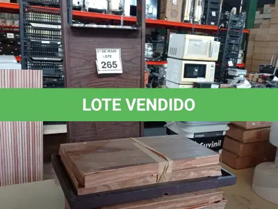 LOTE 265 - 01 EXPOSITOR EM MADEIRA DESMONTADO. (NO ESTADO) ATENÇÃO! FAZER A VISITAÇÃO ANTES DE ARREMATAR, NÃO SABEMOS SE FUNCIONA. LEILÃO NÃO TEM GARANTIA E NEM DEVOLUÇÃO, SUJEITO A POSSÍVEIS AVARIAS VISÍVEIS/OCULTAS E/OU AUSÊNCIA DE COMPONENTES.