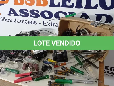 LOTE 280 - 01 LOTE COM FONES DE OUVIDO DIVERSOS, VÁRIOS TRILHOS PARA GAVETAS, RODINHAS PARA CARRINHO DE CARGA, 02 DESCASCADORES DE FIOS, CHAVES DE FENDA, PHILIPS E DE BOCA E DIVERSOS. (NO ESTADO) ATENÇÃO! FAZER A VISITAÇÃO ANTES DE ARREMATAR, NÃO SABEMOS SE FUNCIONA. LEILÃO NÃO TEM GARANTIA E NEM DEVOLUÇÃO, SUJEITO A POSSÍVEIS AVARIAS VISÍVEIS/OCULTAS E/OU AUSÊNCIA DE COMPONENTES.