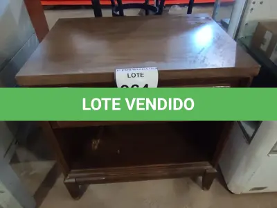 LOTE 064 - 01 MESA DE CANTO EM MADEIRA COM GAVETA. (NO ESTADO EM QUE SE ENCONTRA. SUJEITO A AVARIAS OCULTAS/VISÍVEIS.)