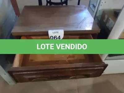 LOTE 064 - 01 MESA DE CANTO EM MADEIRA COM GAVETA. (NO ESTADO EM QUE SE ENCONTRA. SUJEITO A AVARIAS OCULTAS/VISÍVEIS.)