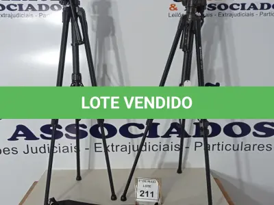 LOTE 211 - 02 TRIPÉS PARA CÂMERAS MARCA TOMATE. (NO ESTADO) ATENÇÃO! FAZER A VISITAÇÃO ANTES DE ARREMATAR, NÃO SABEMOS SE FUNCIONA. LEILÃO NÃO TEM GARANTIA E NEM DEVOLUÇÃO, SUJEITO A POSSÍVEIS AVARIAS VISÍVEIS/OCULTAS E/OU AUSÊNCIA DE COMPONENTES.