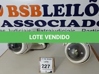 LOTE 227 - 02 CÂMERAS DOME MARCA INTELBRAS. (NO ESTADO) ATENÇÃO! FAZER A VISITAÇÃO ANTES DE ARREMATAR, NÃO SABEMOS SE FUNCIONA. LEILÃO NÃO TEM GARANTIA E NEM DEVOLUÇÃO, SUJEITO A POSSÍVEIS AVARIAS VISÍVEIS/OCULTAS E/OU AUSÊNCIA DE COMPONENTES.