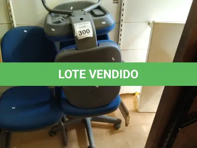 LOTE 300 - 03 CADEIRAS PARA ESCRITÓRIO SENDO 02 PÉS FIXOS E 01 GIRATÓRIA. (NO ESTADO) ATENÇÃO! FAZER A VISITAÇÃO ANTES DE ARREMATAR, NÃO SABEMOS SE FUNCIONA. LEILÃO NÃO TEM GARANTIA E NEM DEVOLUÇÃO, SUJEITO A POSSÍVEIS AVARIAS VISÍVEIS/OCULTAS E/OU AUSÊNCIA DE COMPONENTES.