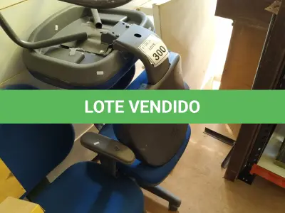 LOTE 300 - 03 CADEIRAS PARA ESCRITÓRIO SENDO 02 PÉS FIXOS E 01 GIRATÓRIA. (NO ESTADO) ATENÇÃO! FAZER A VISITAÇÃO ANTES DE ARREMATAR, NÃO SABEMOS SE FUNCIONA. LEILÃO NÃO TEM GARANTIA E NEM DEVOLUÇÃO, SUJEITO A POSSÍVEIS AVARIAS VISÍVEIS/OCULTAS E/OU AUSÊNCIA DE COMPONENTES.