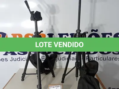 LOTE 279 - 02 TRIPÉS PARA CÂMERAS MARCA TOMATE. (NO ESTADO) ATENÇÃO! FAZER A VISITAÇÃO ANTES DE ARREMATAR, NÃO SABEMOS SE FUNCIONA. LEILÃO NÃO TEM GARANTIA E NEM DEVOLUÇÃO, SUJEITO A POSSÍVEIS AVARIAS VISÍVEIS/OCULTAS E/OU AUSÊNCIA DE COMPONENTES.